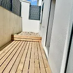Modern Apartment With Balcony & Free Parking - Nearby Metro